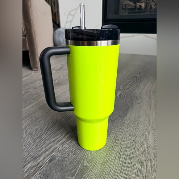 Stanley Quencher H2.0 FlowState 40 oz Tumbler in Neon Yellow Neon Collection - Picture 4 of 6